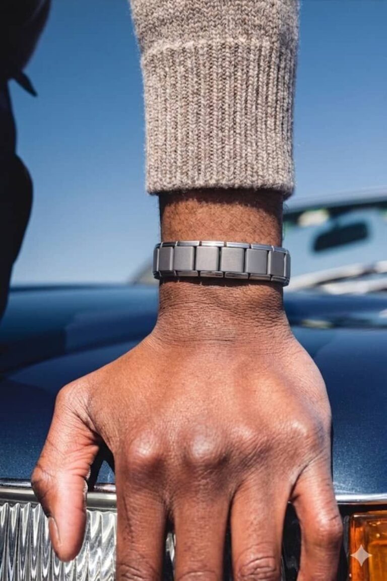 Bracelet Bien-Être argenté porté au poignet