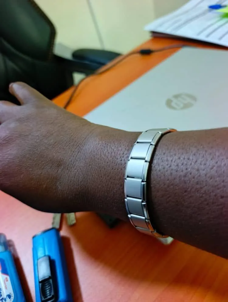 Bracelet argenté porté au poignet