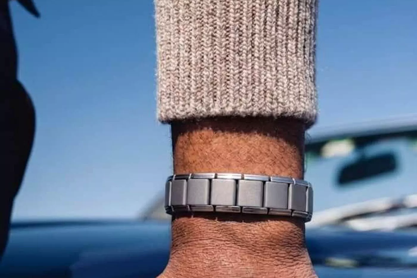 Bracelet argenté porté au quotidien
